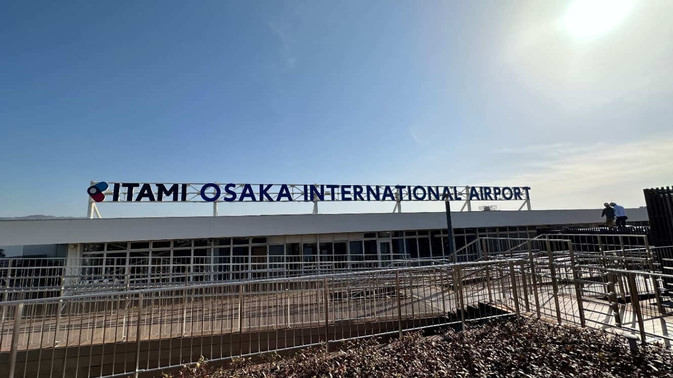 伊丹空港のターミナルとANA機体