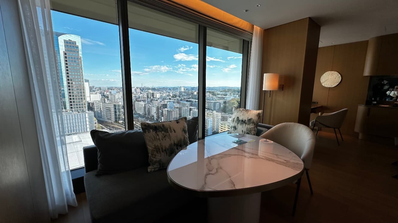 部屋の1面が全て窓で開放感があり素敵