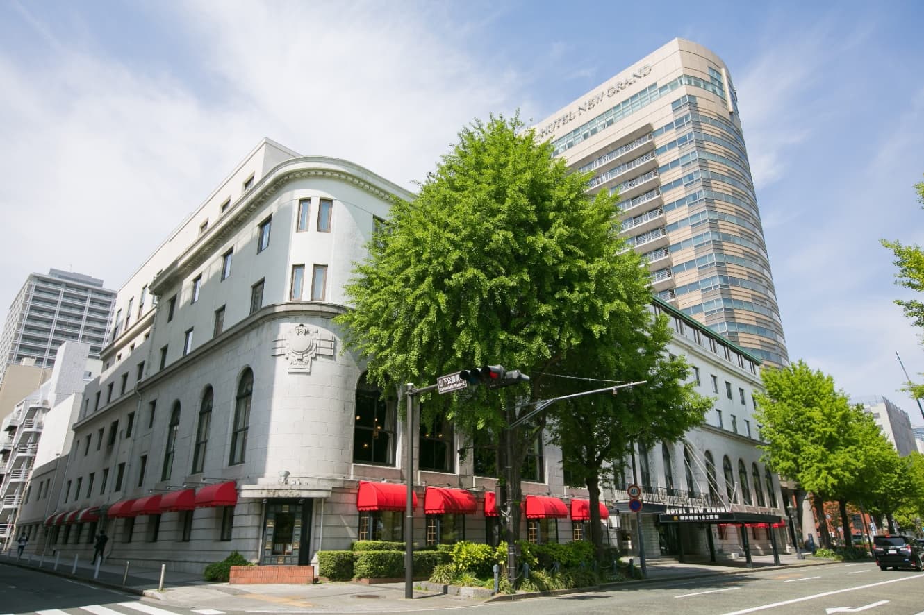 ホテルニューグランドの歴史ある外観