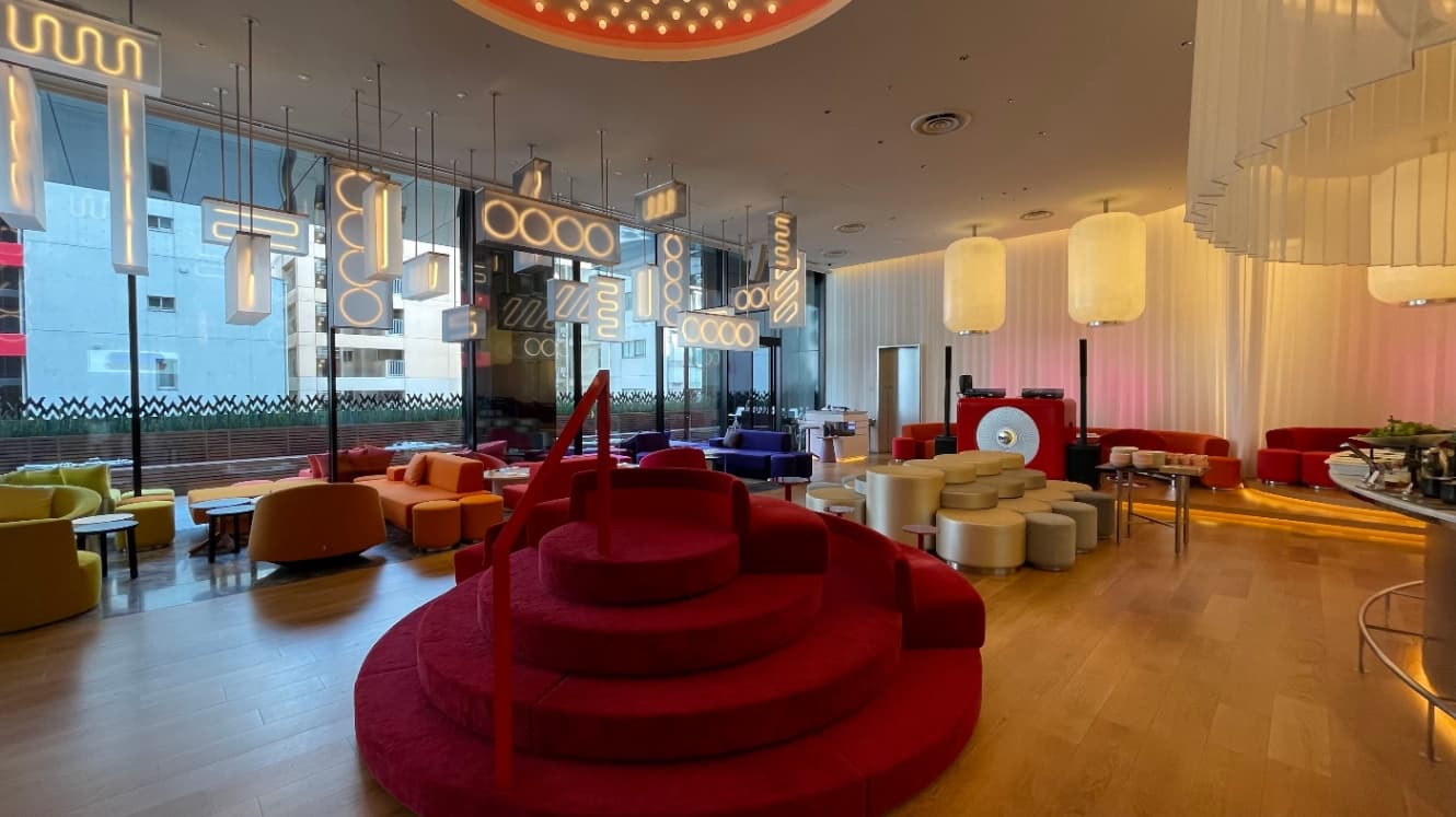 W大阪のスタイリッシュなチェックインカウンター