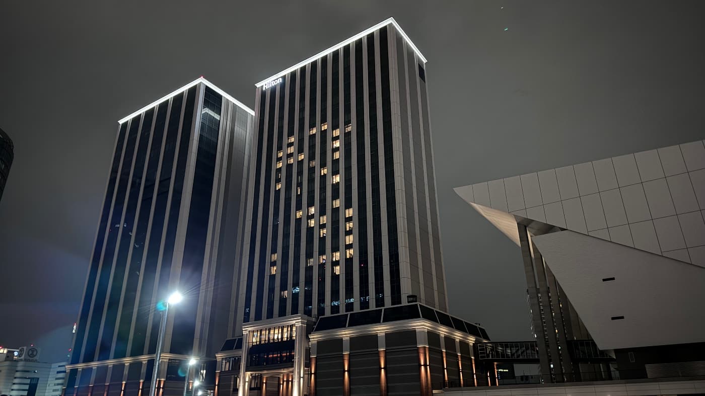 Hilton横浜のモダンな外観