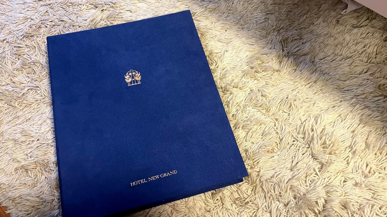 結婚式準備の資料と契約書類